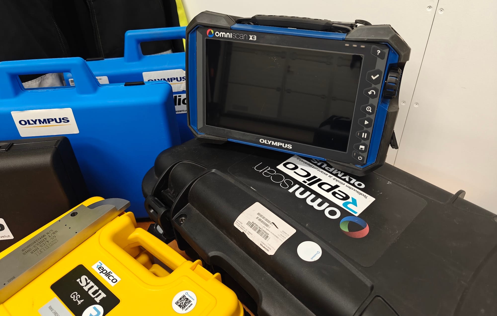 Kuvassa on Replicon vaiheistettu ultraääni -tarkastuksiin tarvittavia laitteita.